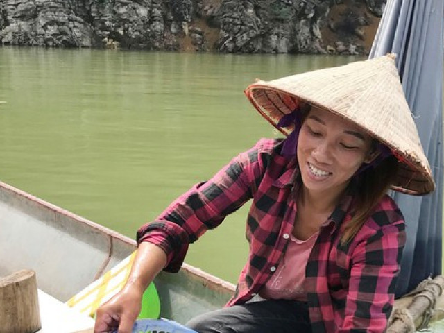 Đánh bắt loài cá trắng ngần đặc sản trên hồ thủy điện Hòa Bình