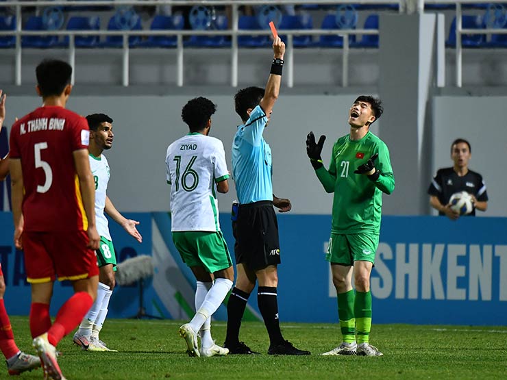 Trớ trêu U23 Việt Nam mất thủ môn vì thẻ đỏ, Nhâm Mạnh Dũng về ”gác đền”