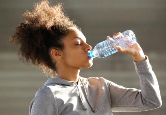 Nên uống nhiều nước trước khi đi bộ khoảng 2-3 tiếng.