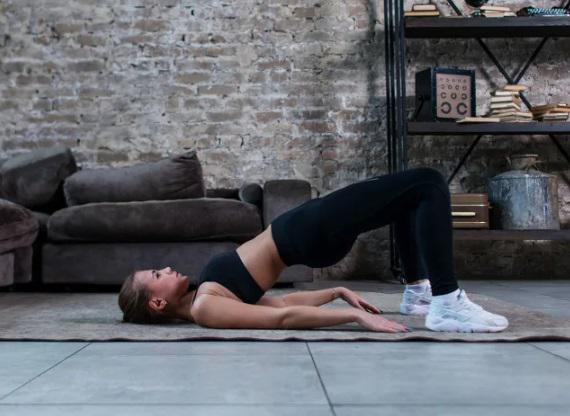 Tư thế bắc cầu nhằm tăng cường sức mạnh của cơ hông, tăng độ dẻo dai của cơ thể.