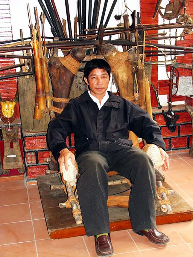 Ông K’Tâm và chiếc ghế “vua voi”từng ngồi làm lễ cúng