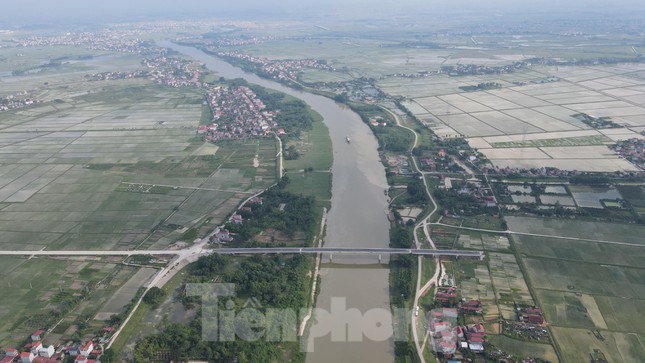 Đây là một trong những dự án cầu thuộc tổ hợp dự án đường vành đai 4 (Hà Nội), do Ban quản lý dự án Đầu tư xây dựng công trình giao thông Bắc Giang làm chủ đầu tư và triển khai từ năm 2017.