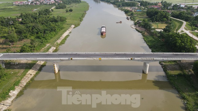 Cầu xây xong đã lâu nhưng vẫn chưa thấy đường lên đâu gây bức xúc cho nhiều người dân nơi đây.