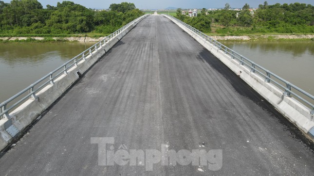 Cầu Xuân Cẩm có tổng chiều dài 479,5 m, bề rộng cắt ngang cầu 12 m.