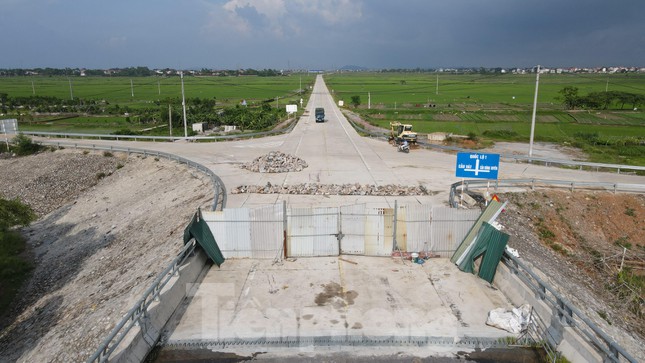 Lối từ đường vành đai 4 lên cầu được rào chắn kỹ bằng những miếng tôn đề phòng người dân đi lên công trình, hạn chế sự cố đáng tiếc xảy ra.