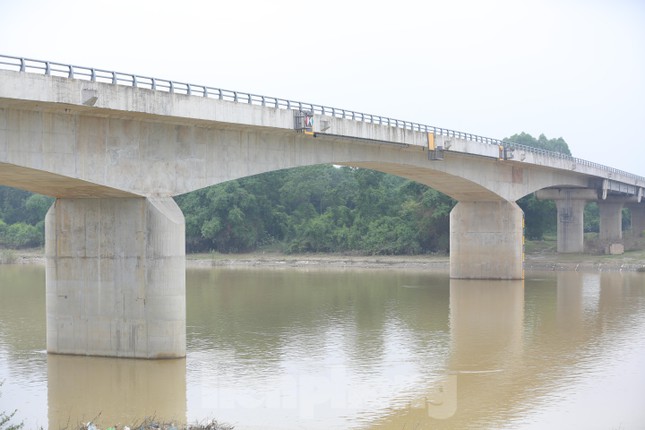Người dân nơi đây ai cũng mong ngóng cây cầu này sớm đi vào hoạt động để người dân đỡ khổ, đỡ vất vả nhất là khi mùa mưa bão lại sắp tới.