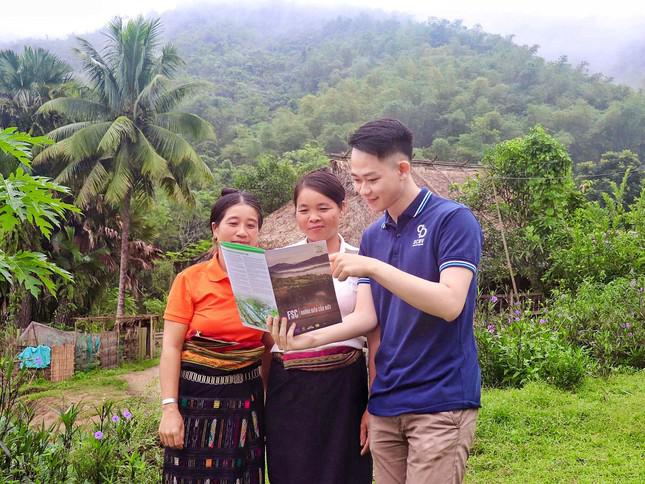 Dũng trò chuyện với người dân tộc Thái tại Quan Sơn, Thanh Hóa về phát triển rừng bền vững.