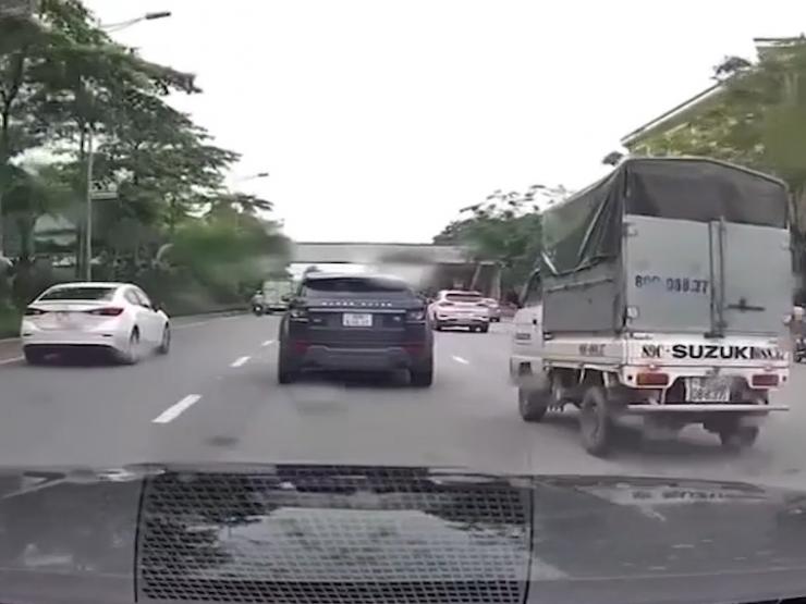 Ô tô - Clip: Xe tải đứng hình sau khi suýt đâm xe Range Rover