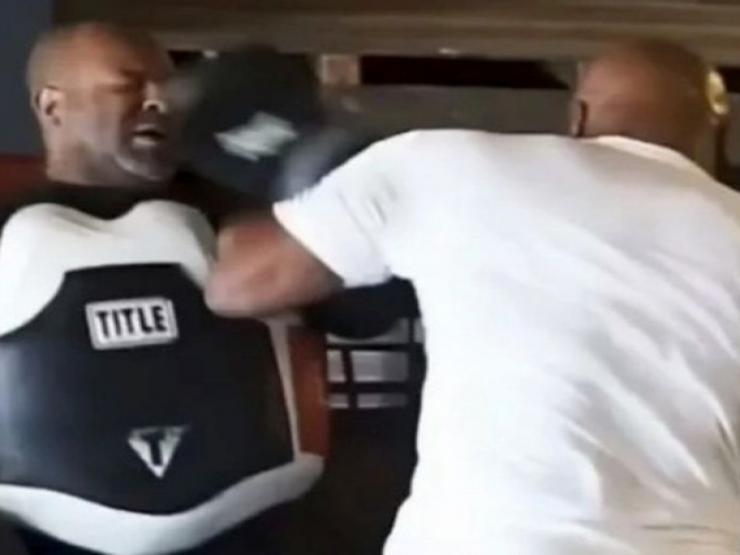 Thể thao - Mike Tyson đấm thẳng mặt HLV, "độc chiêu" cắn tai được hậu bối tái hiện