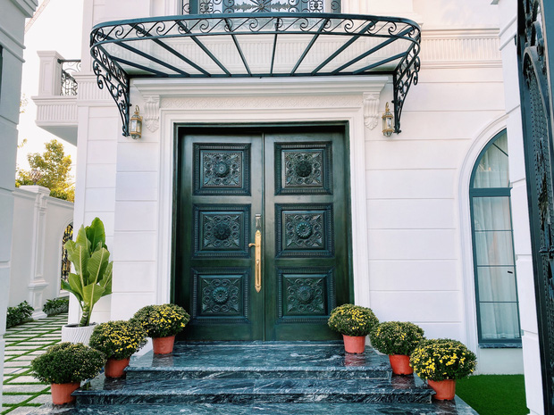 Cửa chính vào căn biệt thự được khoá bằng vân
tay, đảm bảo an toàn