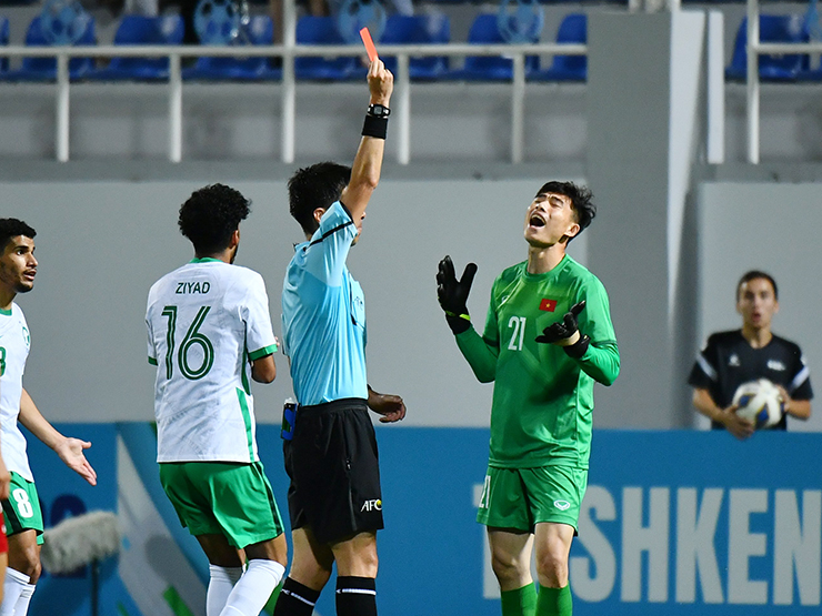 Bóng đá - Tranh cãi thẻ đỏ thủ môn Quan Văn Chuẩn, "vua áo đen" có quá nặng tay?