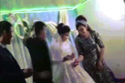 Bạn trẻ - Cuộc sống - Clip: Chú rể “cục súc” đánh cô dâu trong lễ cưới gây choáng