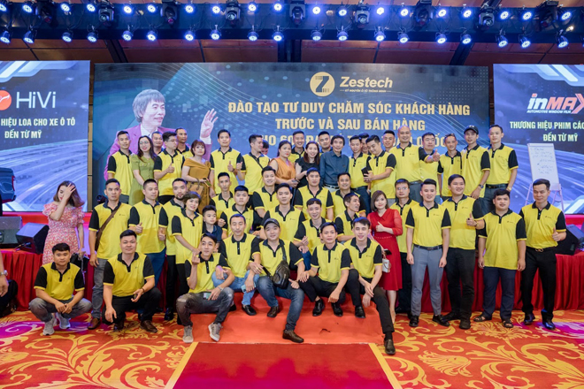 Tiến sĩ Lê Thẩm Dương nhận được nhiều sự yêu mến của các doanh nghiệp tại sự kiện