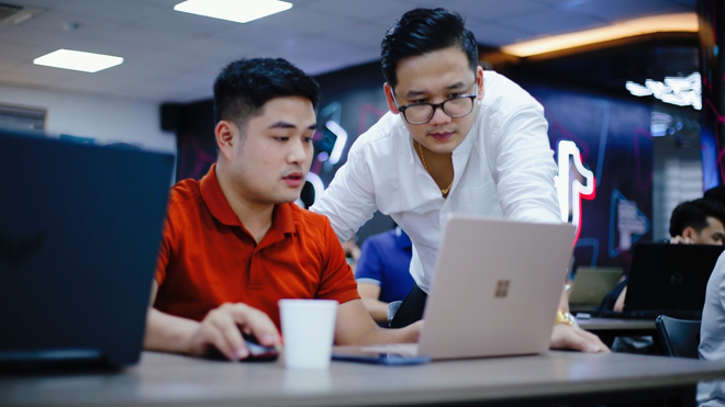 Chuyên gia TikTok Hà Huy Sáng hỗ trợ học viên triển khai bán hàng trên nền tảng Tiktok hiệu quả