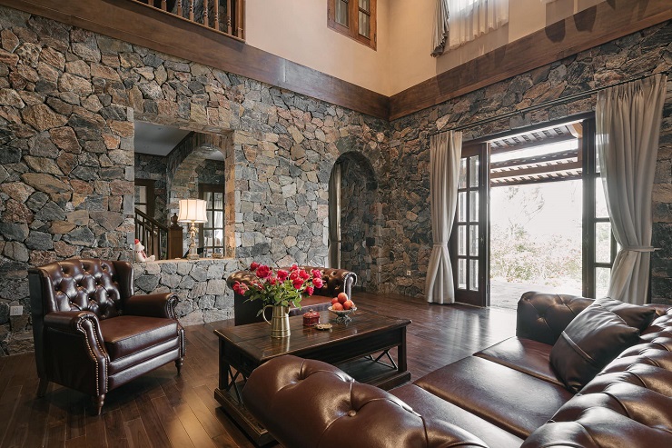 Sofa, bàn ghế có kích thước lớn với da bóng và tay vòm uốn lượn. (Ảnh: Bùi Thị Thanh Hằng)

