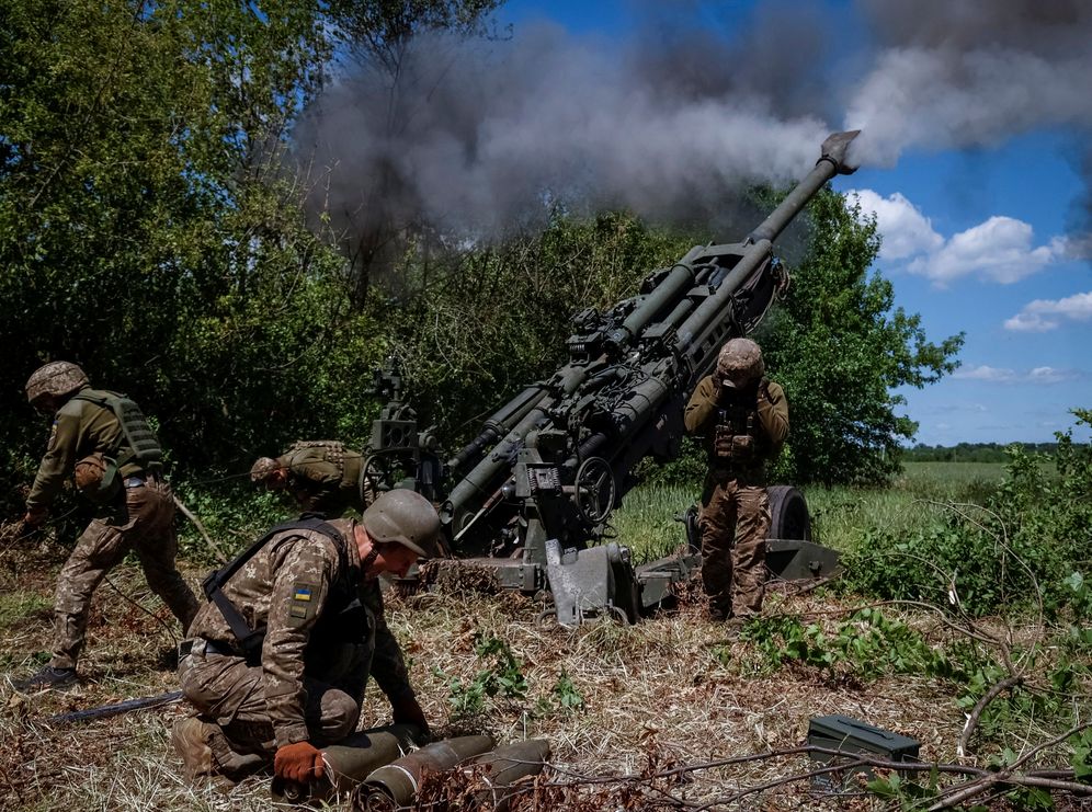 Binh sĩ Ukraine khai hỏa lựu pháo M777 do Mỹ cung cấp.