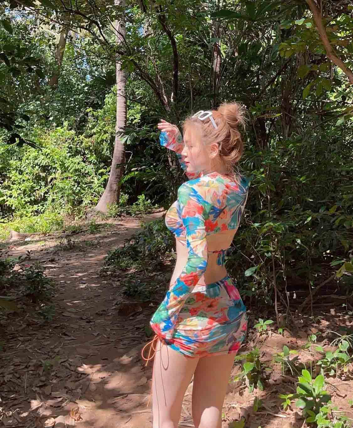 Chị em &#34;bắt trend&#34; mặc bikini đi vào rừng - 3