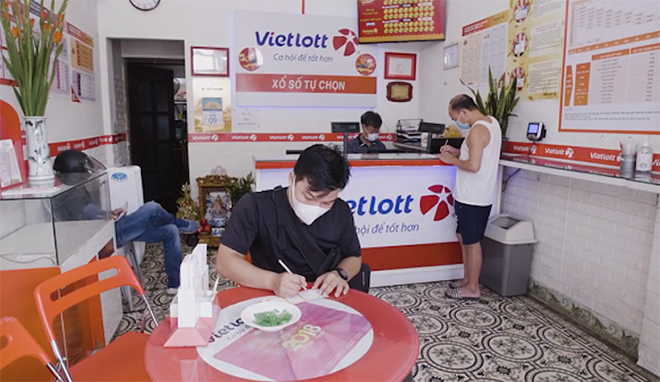 Các điểm bán hàng Vietlott đông khách khi Jackpot lên cao.