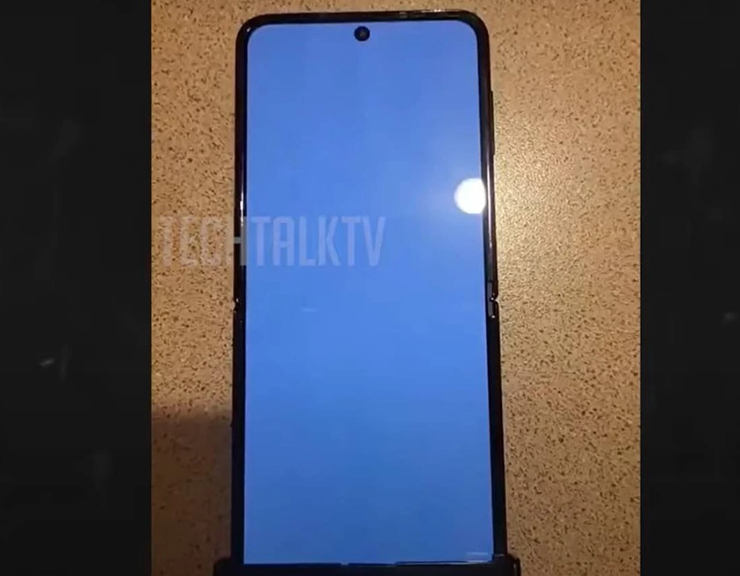 Galaxy Z Flip 4 gần như không có nếp gấp ở màn hình bên trong.