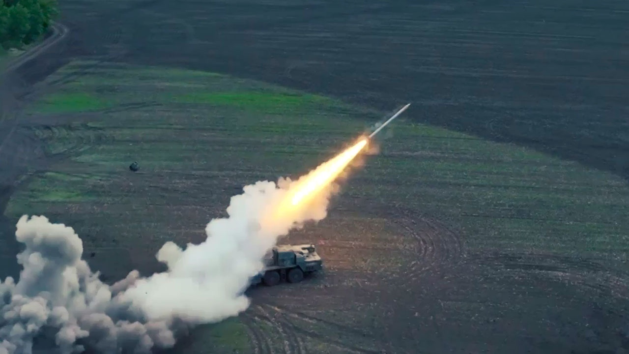 Pháo phản lực BM-30 Smerch khai hỏa trong chiến dịch quân sự ở Ukraine.