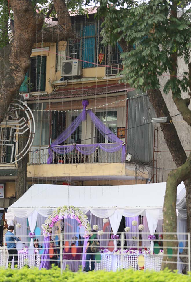 Ngôi nhà ba tầng nằm ở phố Hàng Khay của Tuấn Hưng là nơi anh đã tổ chức đám cưới vào năm 2014. Ban công tầng hai ngôi nhà chính là nơi anh thường tổ chức các buổi diễn miễn phí phục vụ khán giả.