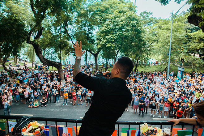 Tuấn Hưng đã không ít lần hát miễn phí cho người dân Hà Nội nghe từ ban công nhà mình.