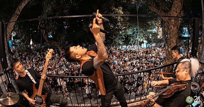 Tuấn Hưng lại gây “náo loạn”, cả ngàn người kéo đến trước nhà phố cổ - 5