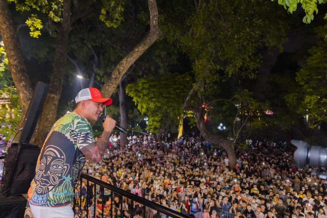 Cả con phố chật cứng người hâm mộ vì buổi biểu diễn đầy ngẫu hứng của Tuấn Hưng