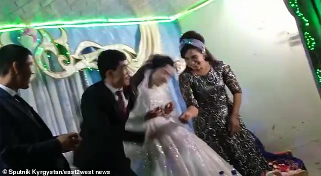 Chú rể đánh vợ mới của mình trong đám cưới vì một trò chơi