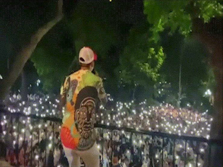 Giải trí - Tuấn Hưng lại gây “náo loạn”, cả ngàn người kéo đến trước nhà phố cổ