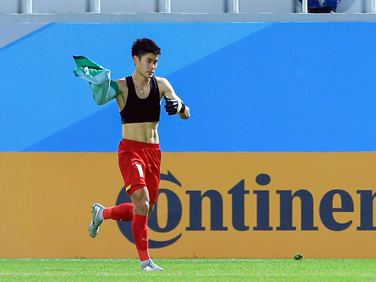 Bóng đá - Lý do trọng tài không cho "thủ môn" Nhâm Mạnh Dũng mặc áo Quan Văn Chuẩn