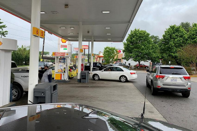 Các xe xếp hàng chờ đổ xăng tại một cây xăng ở TP Asheville (bang North Carolina, Mỹ) ngày 11-6. Ảnh: REUTERS