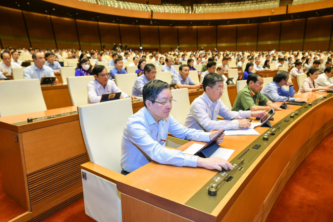 Các đại biểu Quốc hội biểu quyết thông qua Luật Cảnh sát cơ động - Ảnh: Quochoi.vn