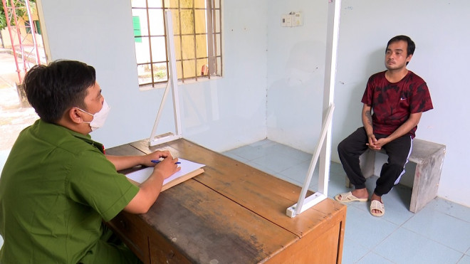 Cán bộ đang lấy lời khai đối tượng Quân