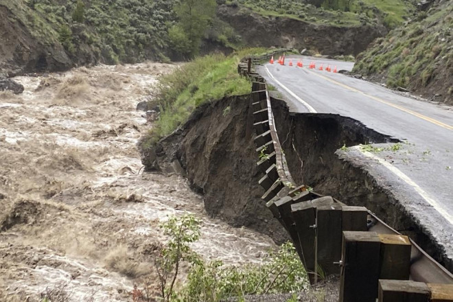 Ảnh chụp tại sông Gardiner dọc theo lối vào phía Bắc của Vườn Quốc gia Yellowstone ở bang Montana hôm 13-6. Ảnh: AP