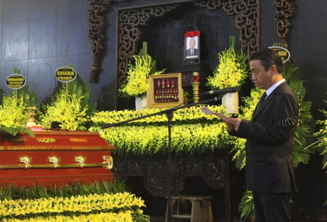 Ông Hoàng Đạo Cương, Thứ trưởng Bộ VH-TT&DL đọc điếu văn.