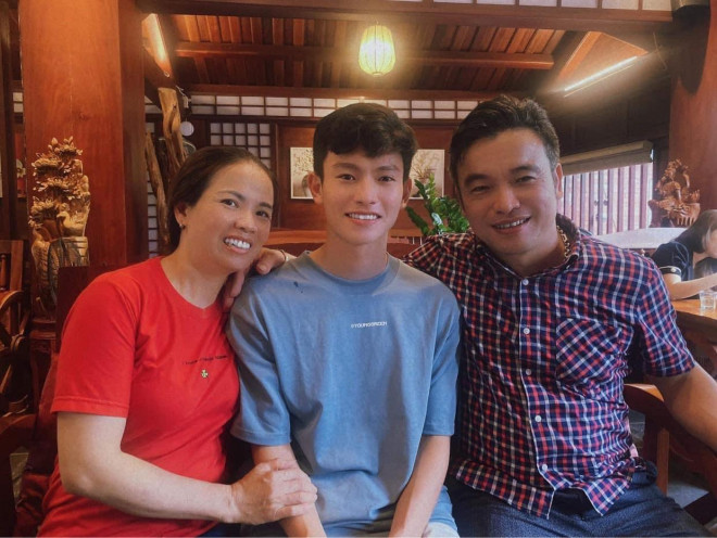 Bố mẹ Phan Tuấn Tài. Ảnh: FBNV