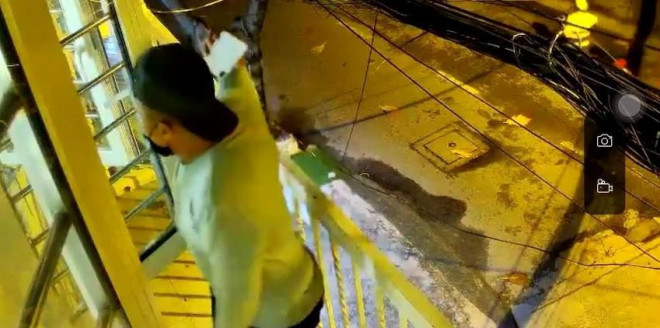 Trộm lấy điện thoại của nạn nhân ở trong nhà. Ảnh chụp từ clip