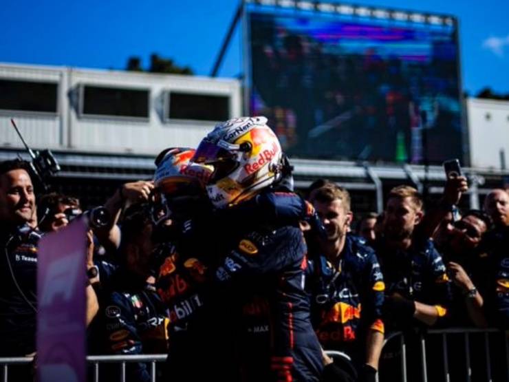 Thể thao - Đua xe F1, Azerbaijan GP: Verstappen cân bằng kỷ lục huyền thoại F1, Ferrari chìm sâu khủng hoảng