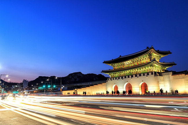 Quảng trường Gwanghwamun. Quảng trường này nằm trước cổng Gwanghwamun, cổng chính của cung điện Gyeongbokgung.&nbsp;

