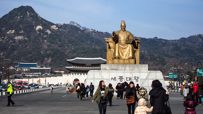 Điểm nổi bật của quảng trường Gwanghwamun là bức tượng đại vương Sejong vĩ đại của triều đại Joseon. Ông cũng là người phát minh ra bảng chữ cái Hangul của Hàn Quốc.
