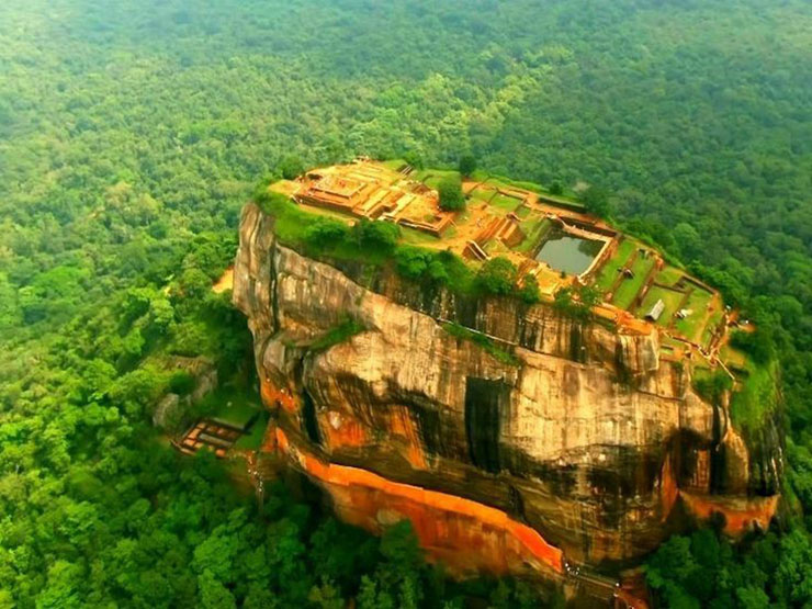 13. Bạn có thể nhìn thấy tảng đá Sigiriya cách xa hàng dặm, nó tọa lạc uy nghi giữa một vùng đồng bằng rộng lớn, với tầm nhìn tuyệt vời từ đỉnh.
