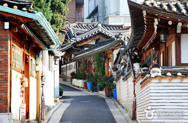 Nằm giữa cung điện Gyeongbokgung và cung điện Changdeokgung là ngôi làng cổ nổi tiếng đẹp như tranh vẽ có tên Bukchon Hanok. Ngôi làng là nơi có hơn 400 ngôi nhà cổ mà bạn thường thấy trong các bộ phim cổ trang Hàn Quốc.&nbsp;

