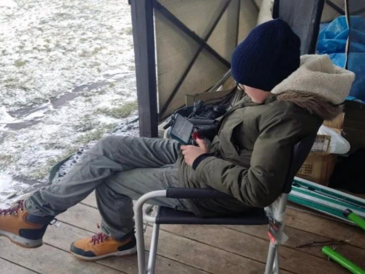 Thiếu niên Ukraine liều lĩnh dùng flycam chụp vị trí xe tăng Nga