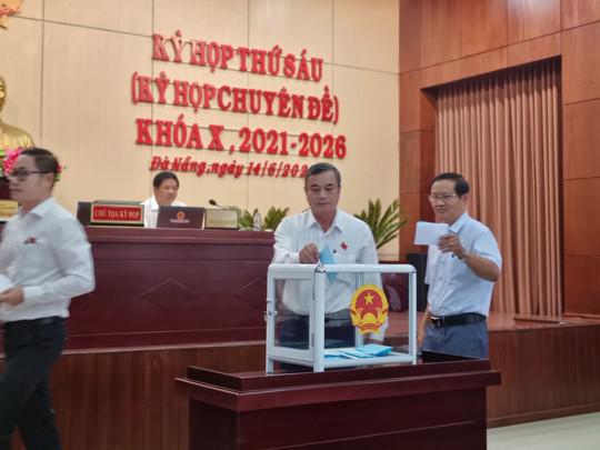Các đại biểu bỏ phiếu bãi nhiệm Phó Chủ tịch HĐND TP Đà Nẵng, đại biểu HĐND TP Đà Nẵng khóa X, nhiệm kỳ 2021-2026 đối với ông Lê Minh Trung
