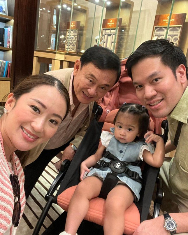 Ông Thaksin, 72 tuổi, bị lật đổ trong một cuộc đảo chính của quân đội vào năm 2006. Ông hiện đang chủ yếu sống ở Dubai (Các tiểu vương quốc Ả Rập thống nhất) để tránh phải ngồi tù ở Thái Lan vì tội danh tham nhũng mà theo ông là bị gán cho mình với động cơ chính trị. Ảnh: Instagram