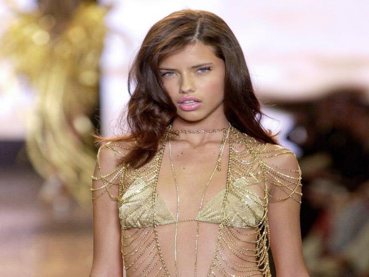 Thời trang - Siêu mẫu Adriana Lima đẹp rực rỡ thời mới vào nghề