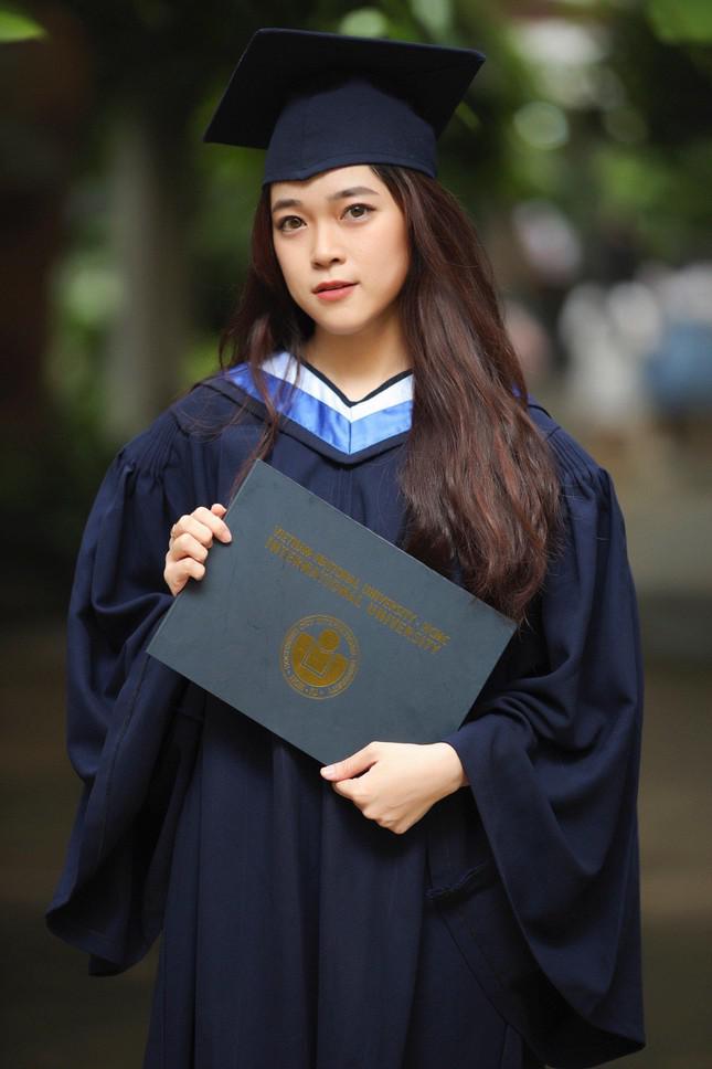 Ngọc Thư tốt nghiệp thủ khoa Huy chương Vàng khoa Công nghệ Sinh học tại trường ĐH Quốc tế (ĐHQG TP. HCM).
