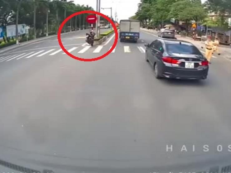 Clip: Chạy xe máy ”khó hiểu”, tông dải phân cách, tài xế lộn santo