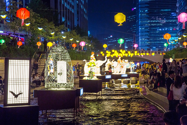 Dòng suối Cheonggyecheon dài khoảng 10km uốn lượn quanh thủ đô Seoul tạo nên vẻ đẹp dịu dàng và điều hòa không khí cho thành phố. Nơi đây còn là nơi tổ chức các hoạt động triển lãm, lễ hội ngoài trời như lễ Phật Đản (Đại lễ Vesak), lễ hội đèn lồng hay lễ Giáng sinh…&nbsp;
